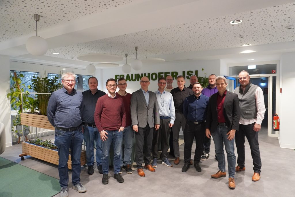 Gruppen-Foto von 13 mitarbeitenden Personen im Projekt KI2Insource